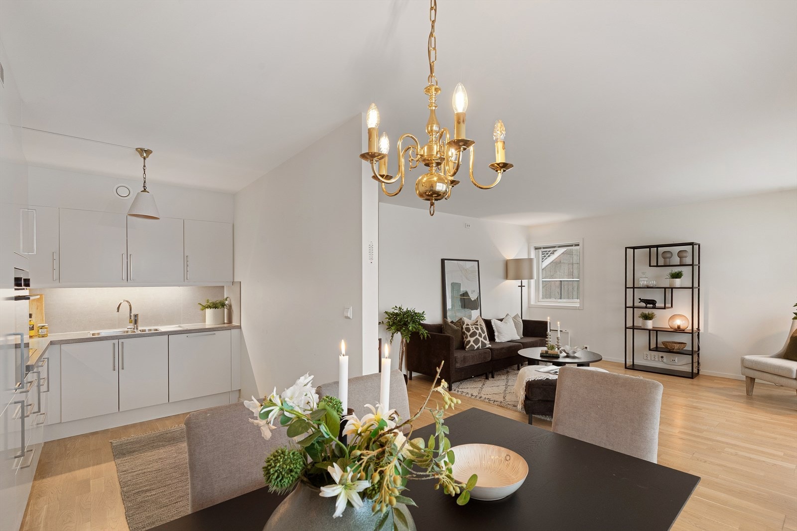 Kjøkkenet har en praktisk og innbydende løsning med god plass til spisebord. Galleribilde