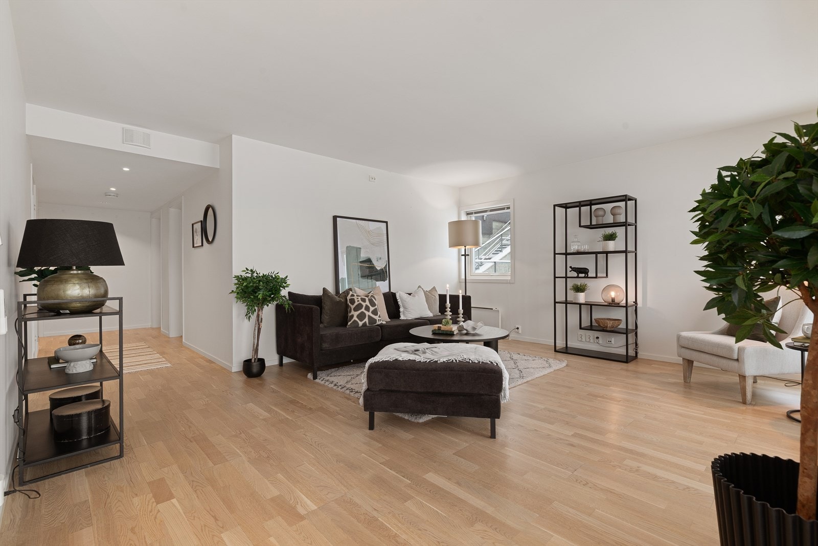 Rommets utforming gir en naturlig inndeling mellom stue- og spisestuedel, med gode møbleringsmuligheter. Galleribilde