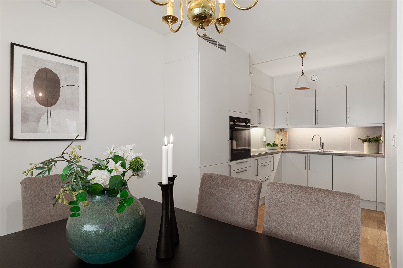 Det er fliser mellom benkeplate og overskap, og benkeplaten er i laminat med nedfelt oppvaskkum og ettgreps blandebatteri. Det er montert komfyrvakt og aquastopp for økt sikkerhet. Galleribilde