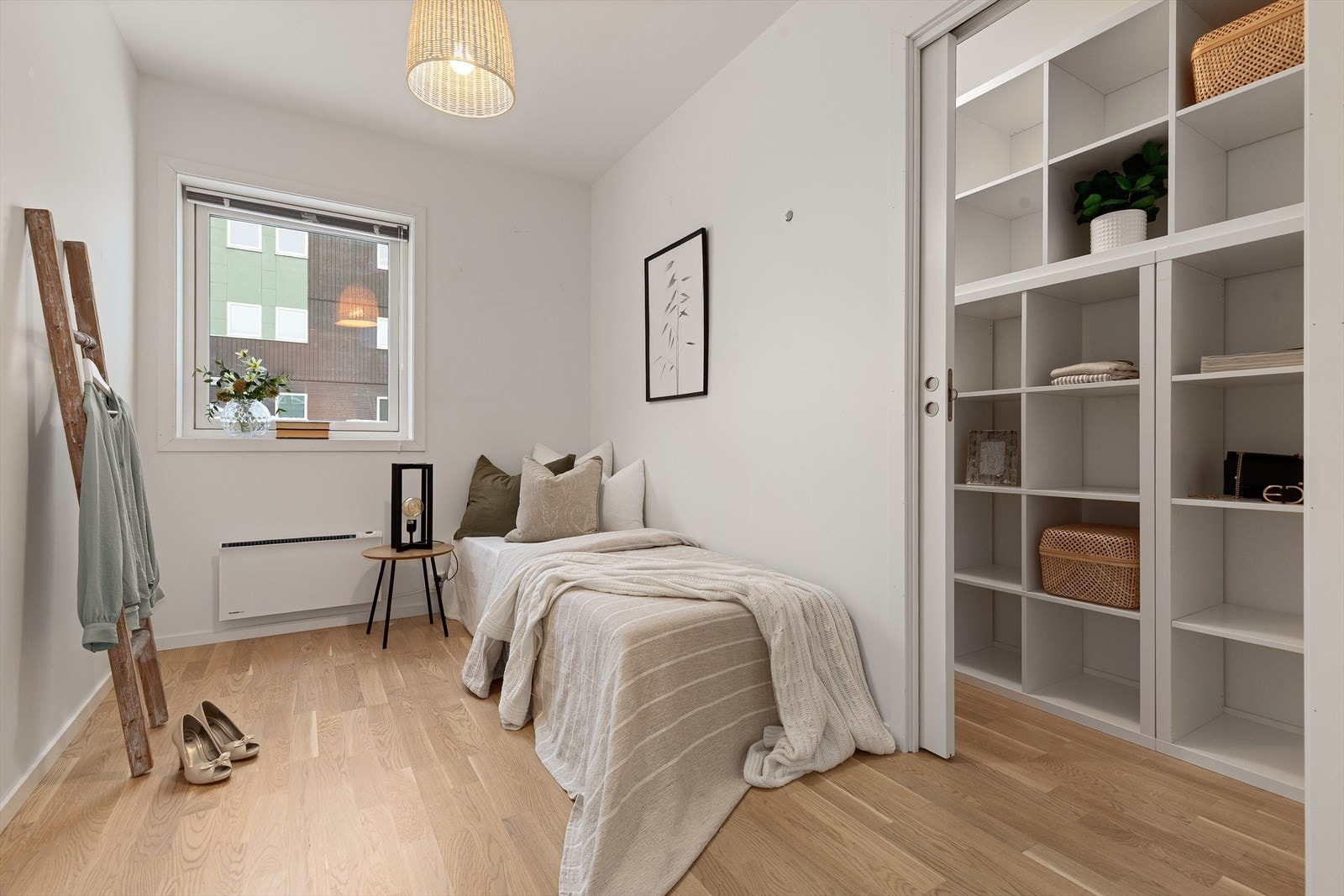 Leiligheten har to soverom av god størrelse, begge med parkett på gulv og malte overflater på vegger og himling. Galleribilde