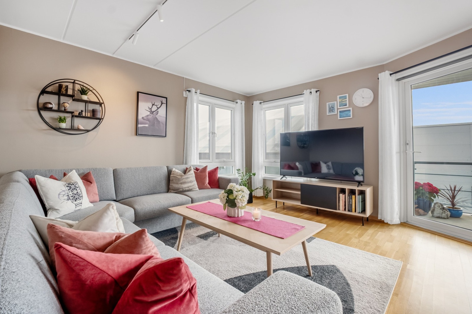 Leiligheten er malt i moderne farger. Her er det godt med vinduer som slipper inn naturlig lys og skaper en god romfølelse. Galleribilde