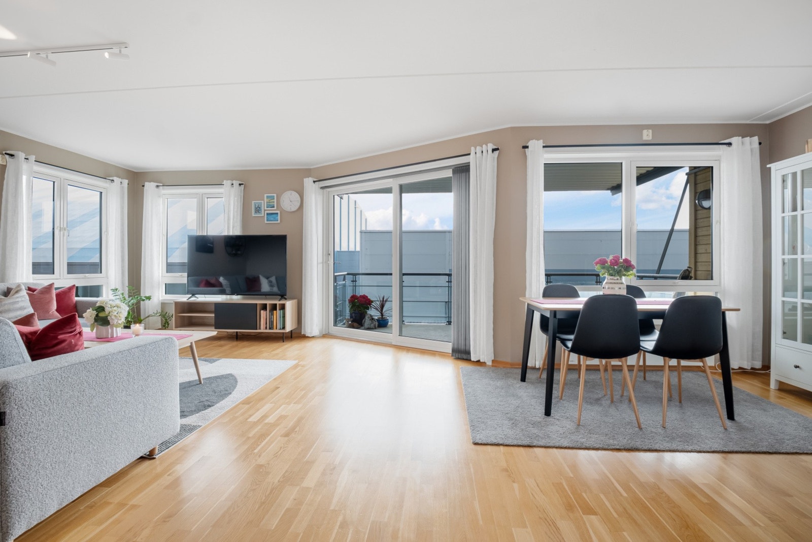 Stue/ kjøkken i åpen løsning med god plass for naturlig inndeling av spise-/ og sittegruppe. Galleribilde