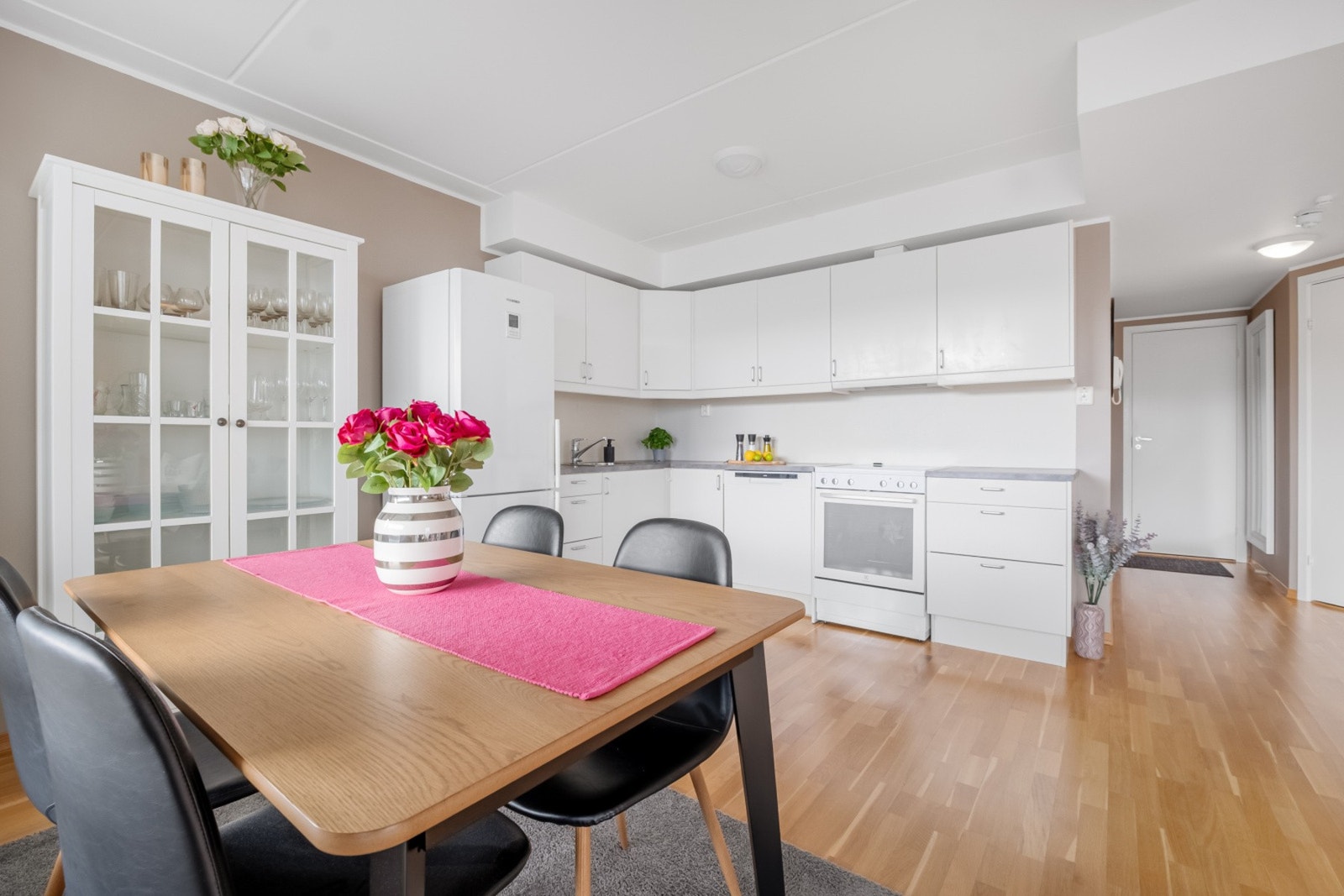 Laminat benkeplate med nedfelt vask. Galleribilde