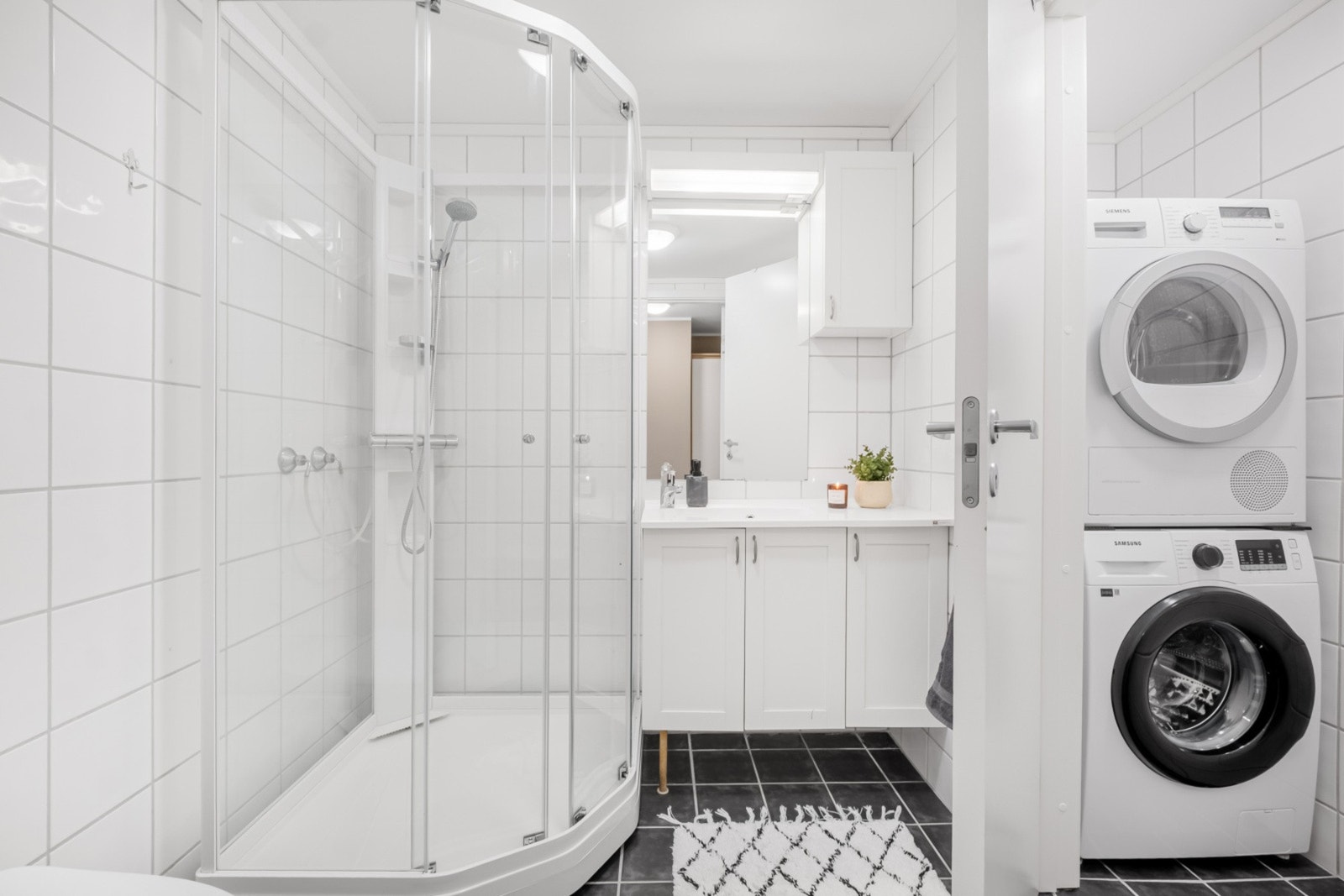 Flott flislagt bad med elektriske varmekabler i gulv. Innredning med nedfelt servant, veggmontert toalett, dusjkabinett. Galleribilde