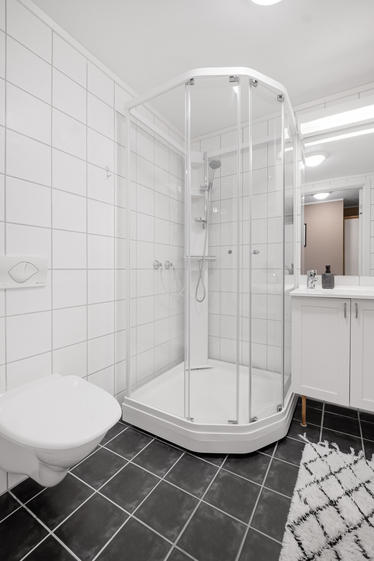 Innredning med nedfelt servant, veggmontert toalett, dusjkabinett. Galleribilde