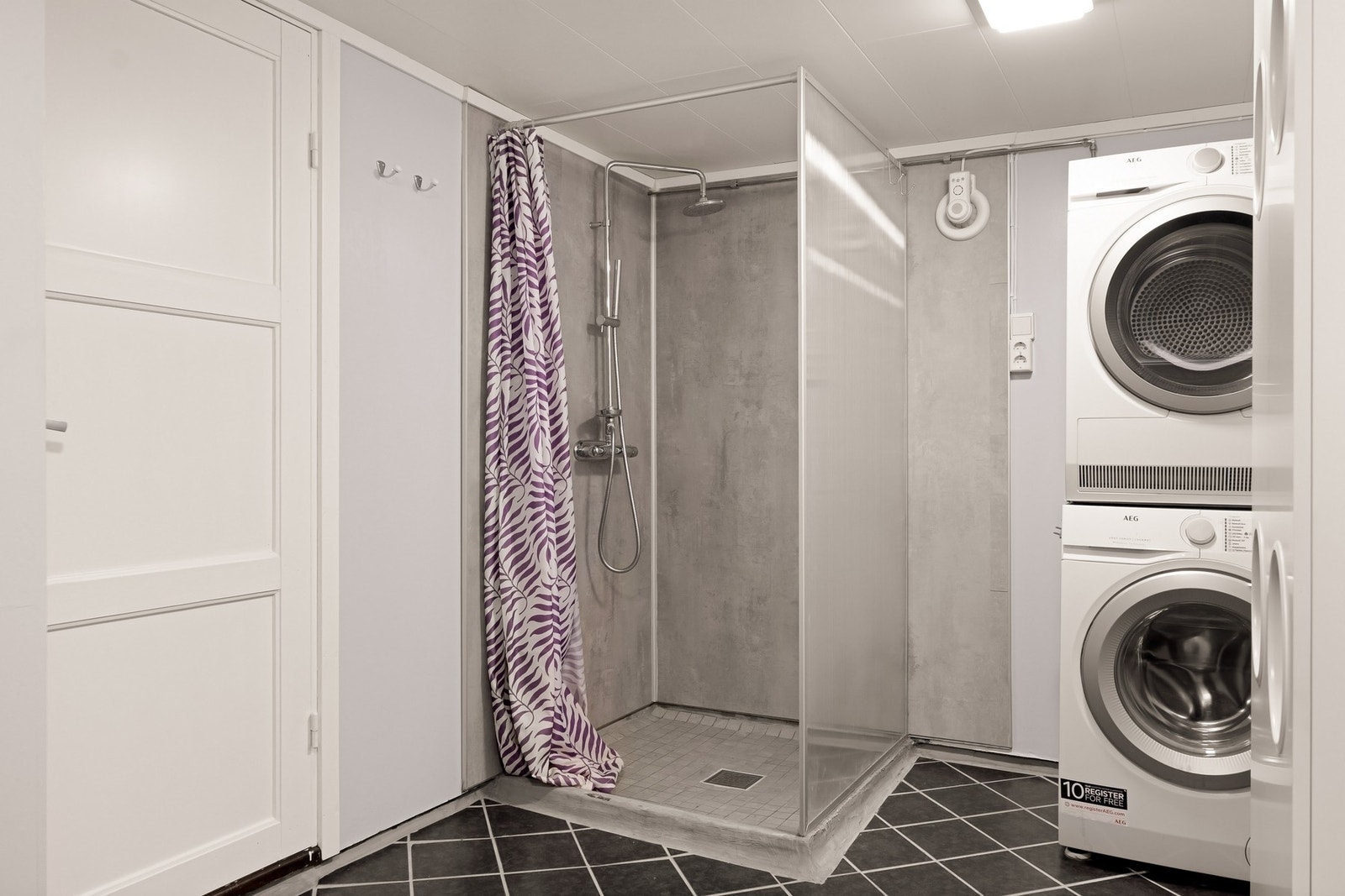 Vaskerommet er utstyrt med vaskekum, dusjnisje og opplegg for vaskemaskin. Galleribilde