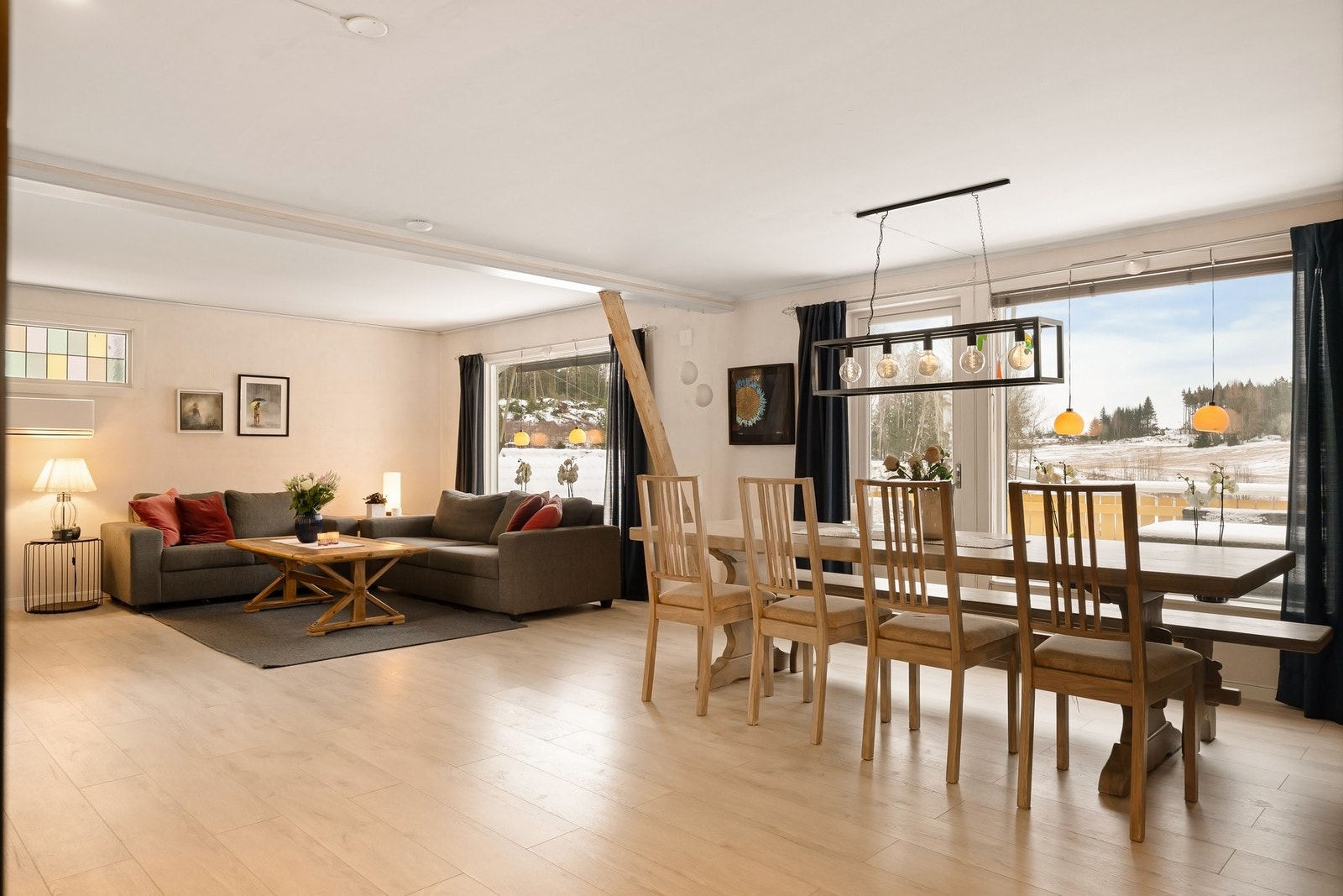 Fra stuen er det utgang til en uteplass mot nord, i tillegg til en veranda mot syd. Galleribilde