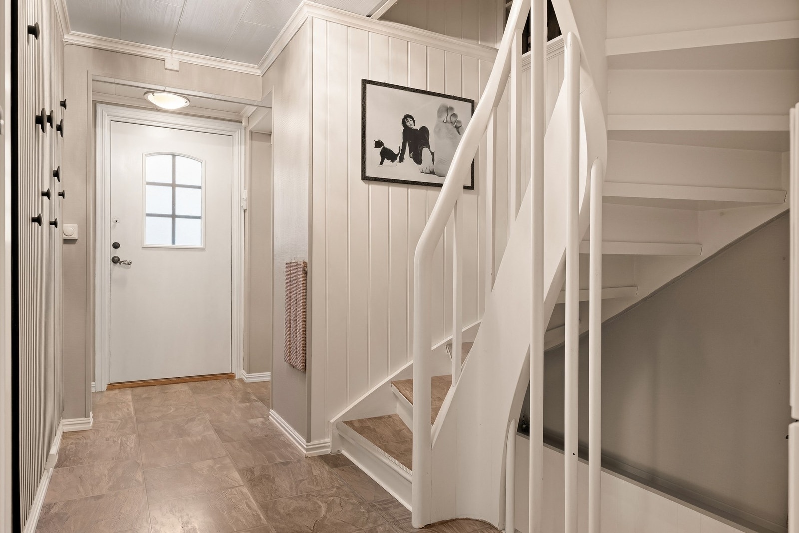 I entreen er det trapp opp til 2. etasje og underetasjen. Galleribilde