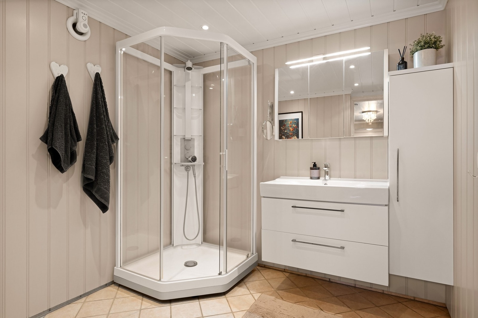 Baderommet i første etasje ble pusset opp i 2009. Galleribilde