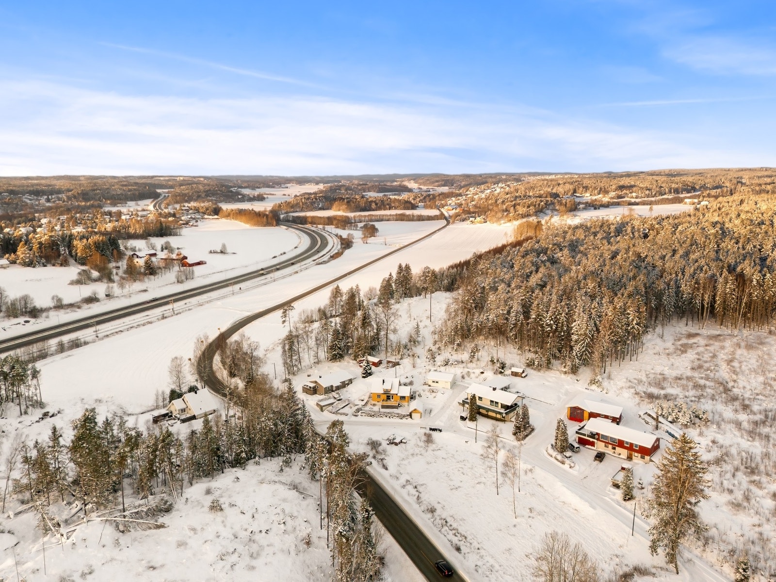 Det er kort vei til av/påkjøringen til E6. Galleribilde