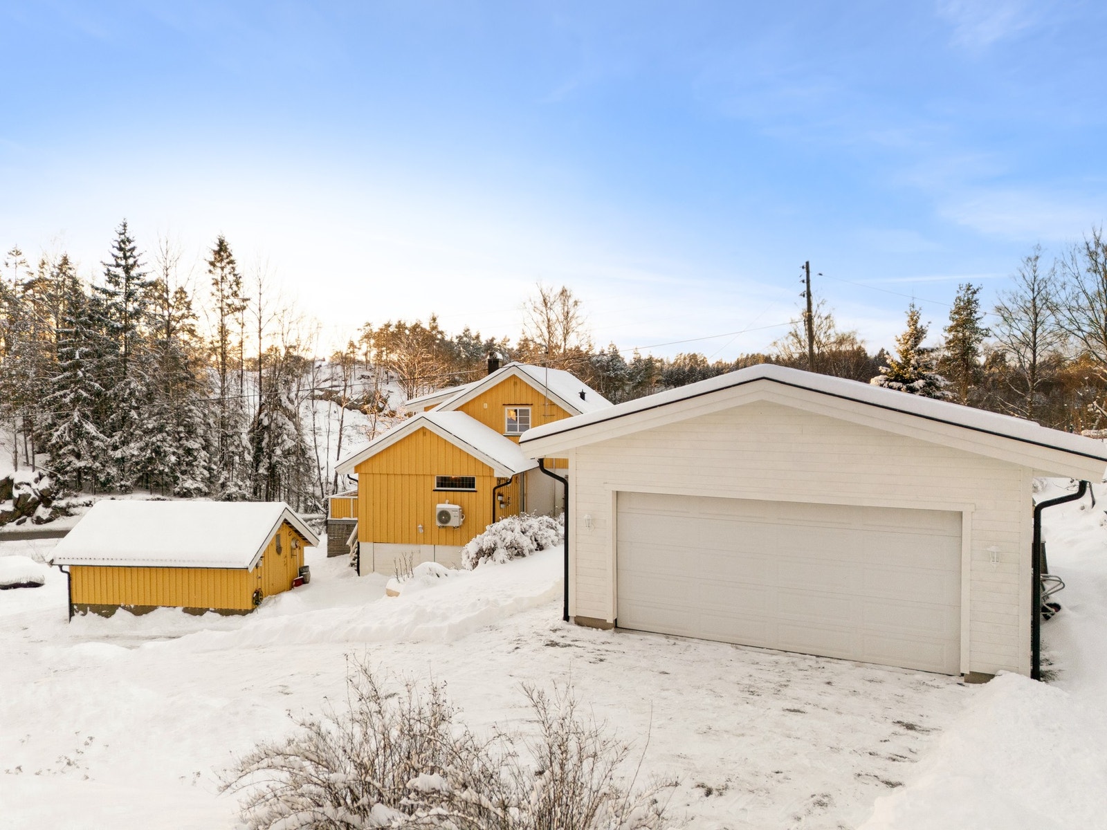 Det er to garasjer på eiendommen. I 2025 ble det oppført en dobbelgarasje som har en stor leddport med elektrisk portåpner. Det er installert lader for elbil. Galleribilde