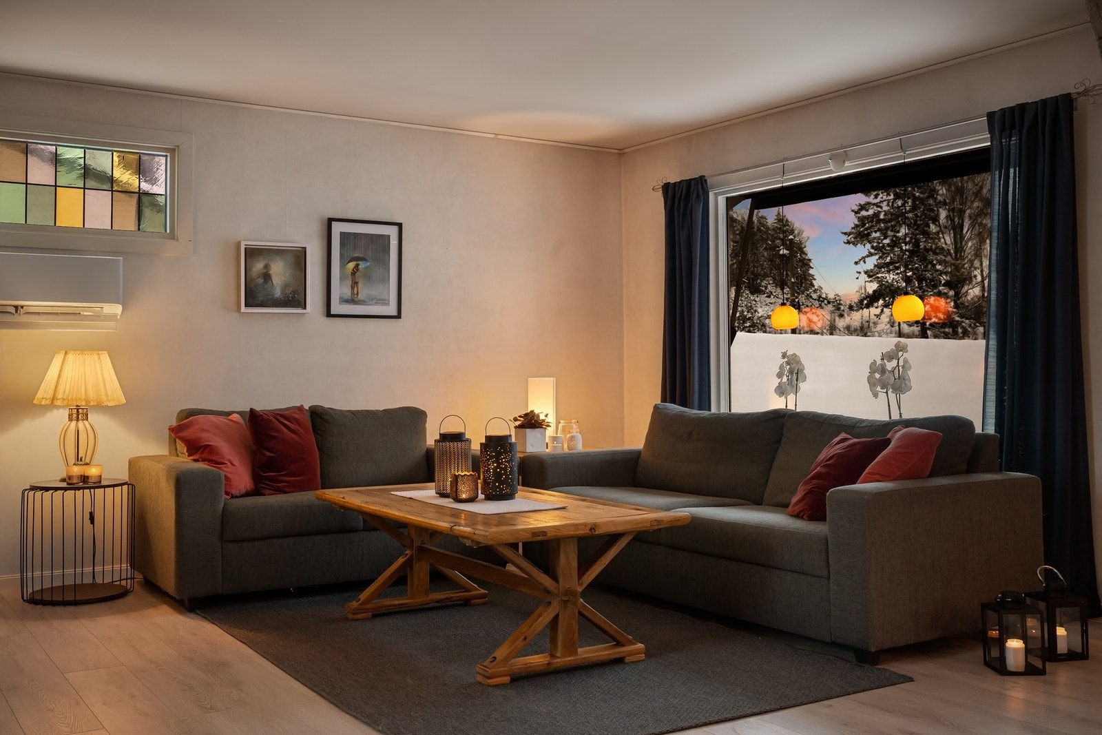 I 1958 ble det påbygget en halv etasje, og i 1978 ble det tilbygget større arealer i stua. Galleribilde