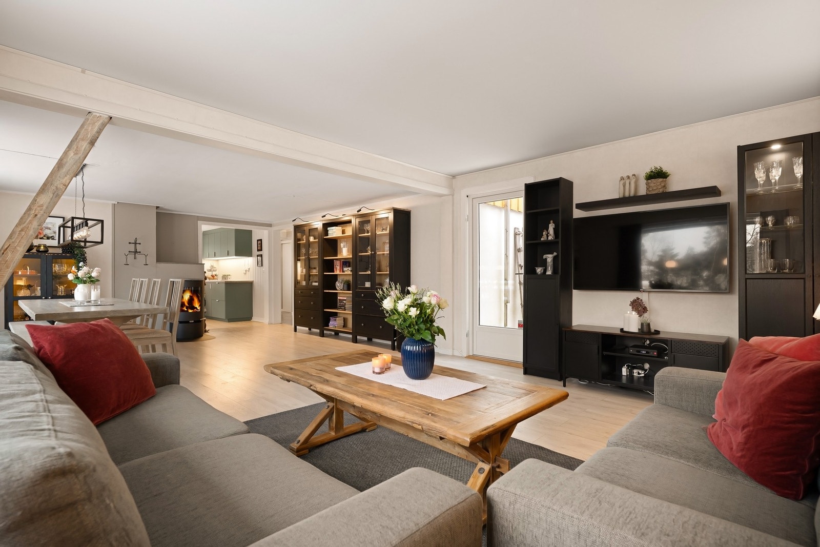 Det er plass til både sofagruppe, en større spisegruppe samt øvrig stuemøblement. Galleribilde