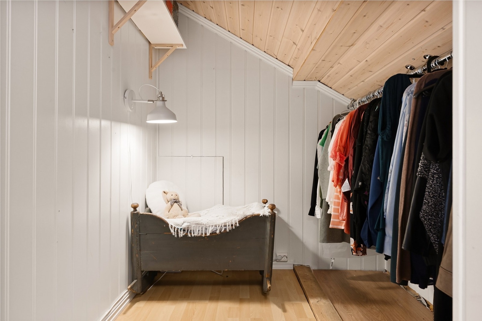 Det er garderobeskap og kott på flere av rommene i andre etasje. Galleribilde