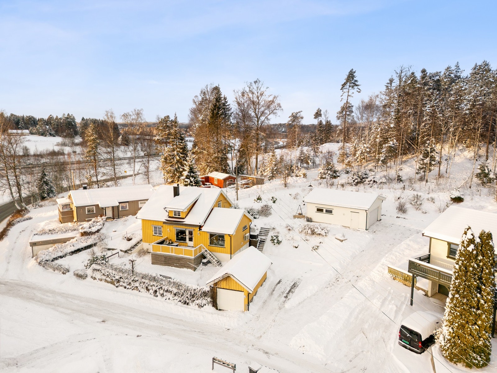 Eiendommen ligger landlig til i et mindre boligområde, mellom Stasjonsbyen og Ingedal. Galleribilde