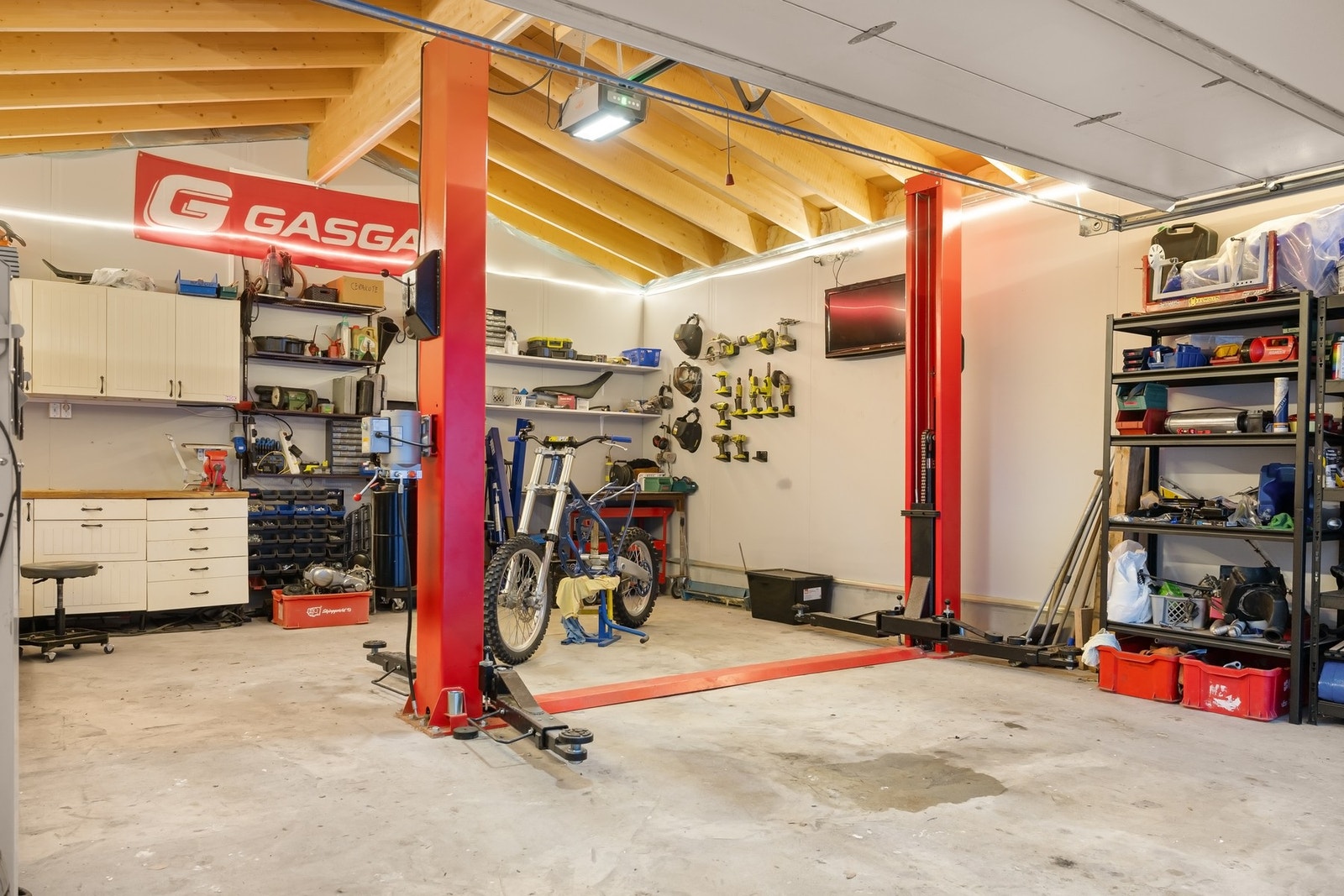 Løftebukken kan kjøpes av eier direkte. Medfølger ikke salget automatisk. Galleribilde