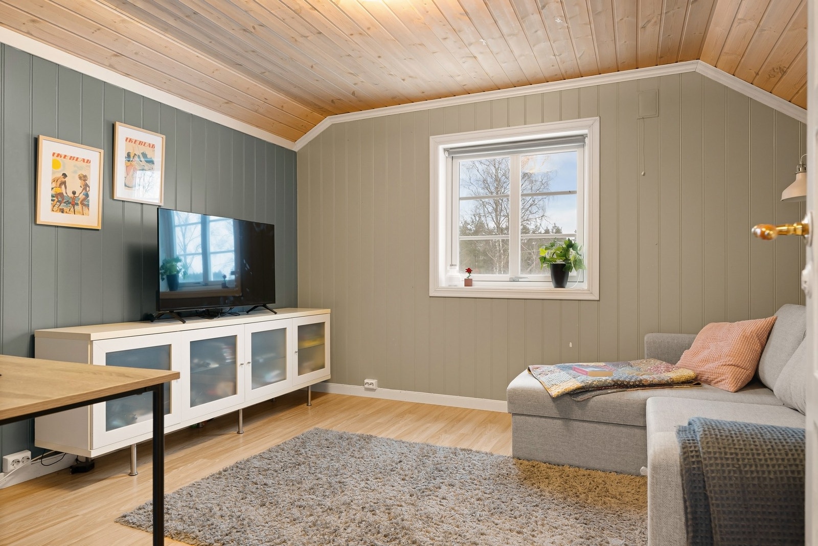 I 2. etasje er ett av soverommene i dag innredet som en ekstra TV-stue. Perfekt dersom man har ungdommer, eller om man ønsker å trekke seg tilbake. Galleribilde