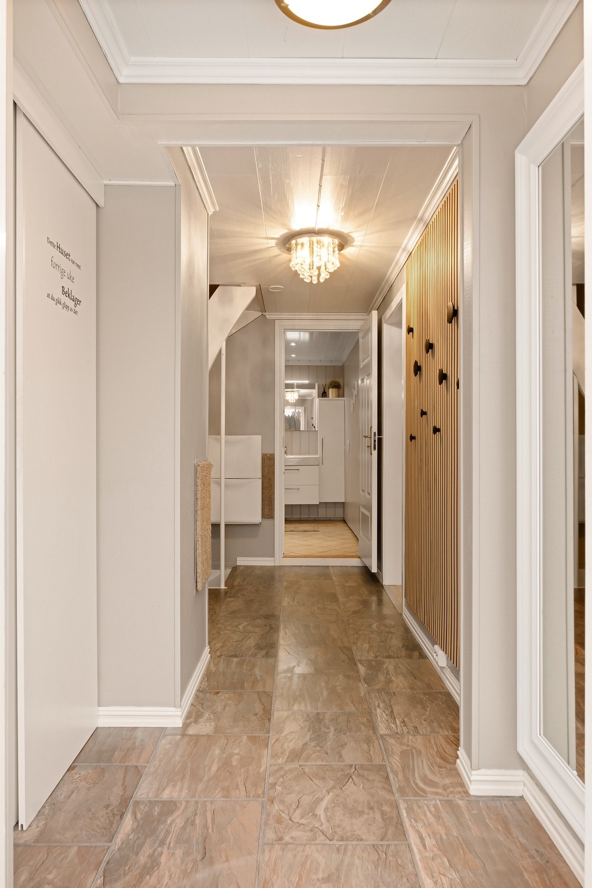 På begynnelsen av 1990-tallet ble det tilbygget større arealer ved inngangspartiet. Galleribilde