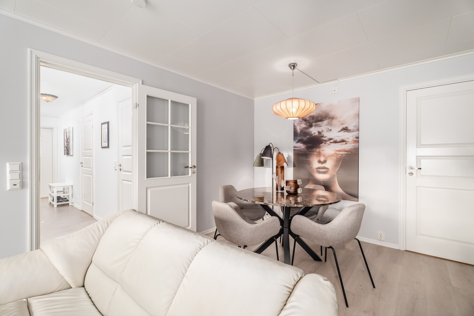 Døren til høyre fører til innvendig bod, og dørene i gangen er til soverom og bad. Galleribilde