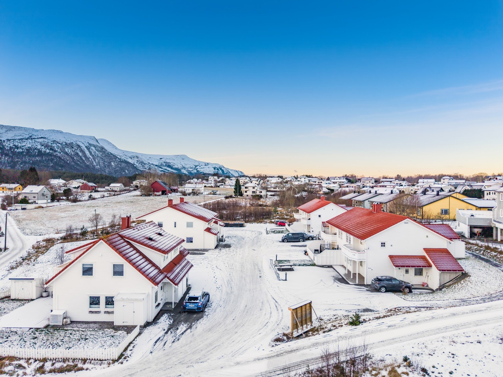 Oversiktsbilde over sameiet, Tranvågvegen 12 G ligger som endeleilighet ved den røde bilen. Galleribilde