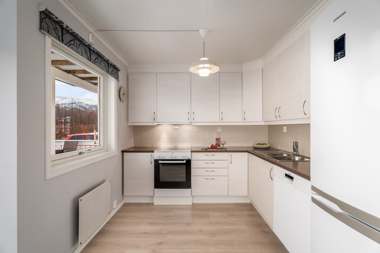 Både på kjøkken, stue og i gangen er det nye gulvflater fra 2024. Galleribilde