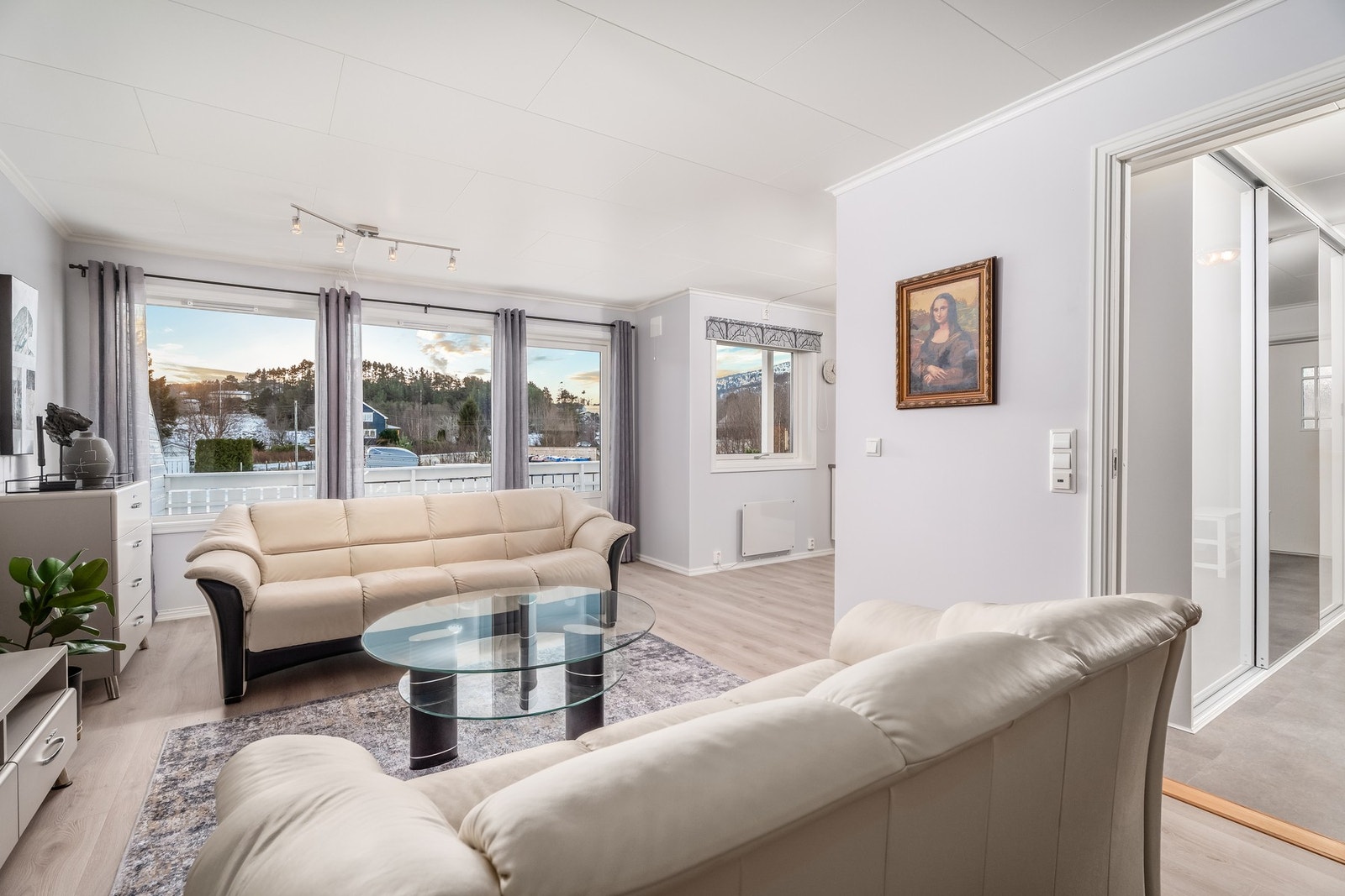 Lyse og pene overflater og en bolig med lite slitasje. Dagens eier bor her alene og har hatt boligen siden den var ny. Galleribilde