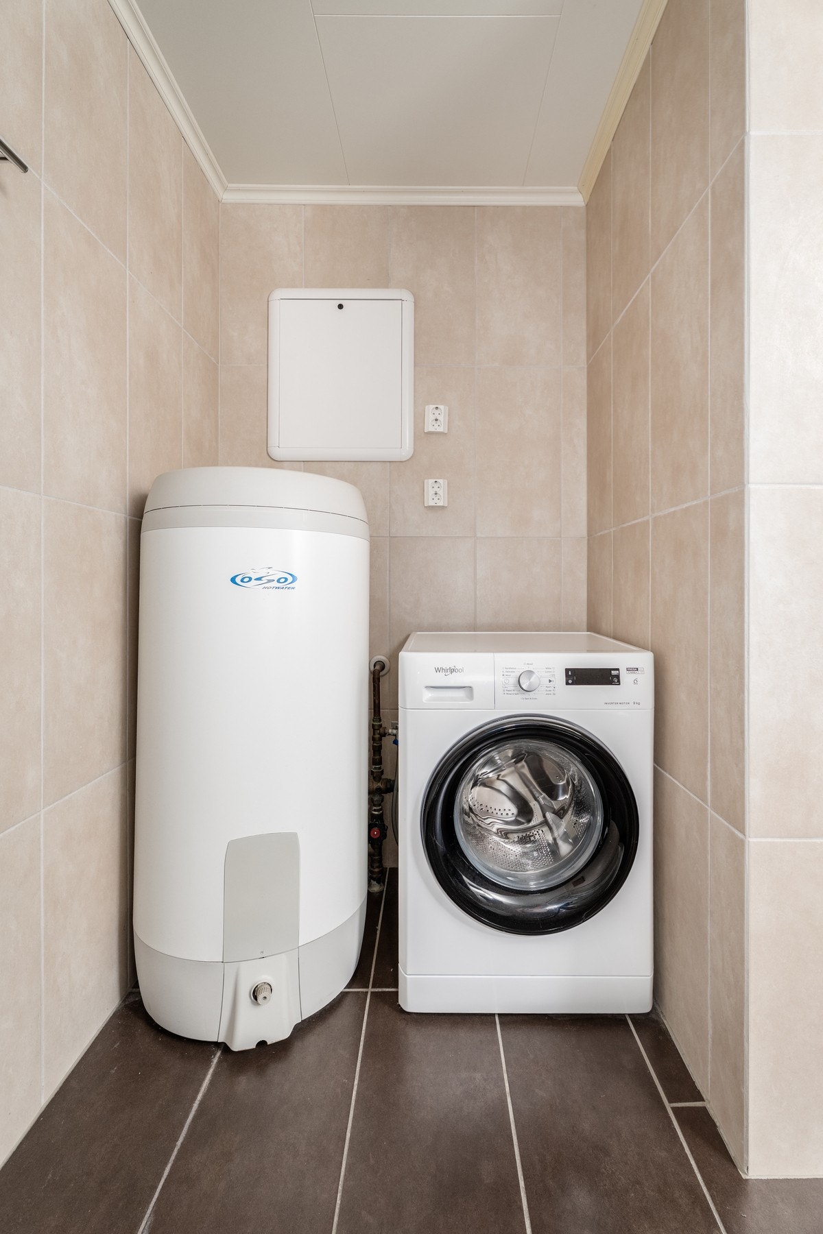 Badet har også en praktisk nisje for varmtvannstank og vaskemaskin. Galleribilde
