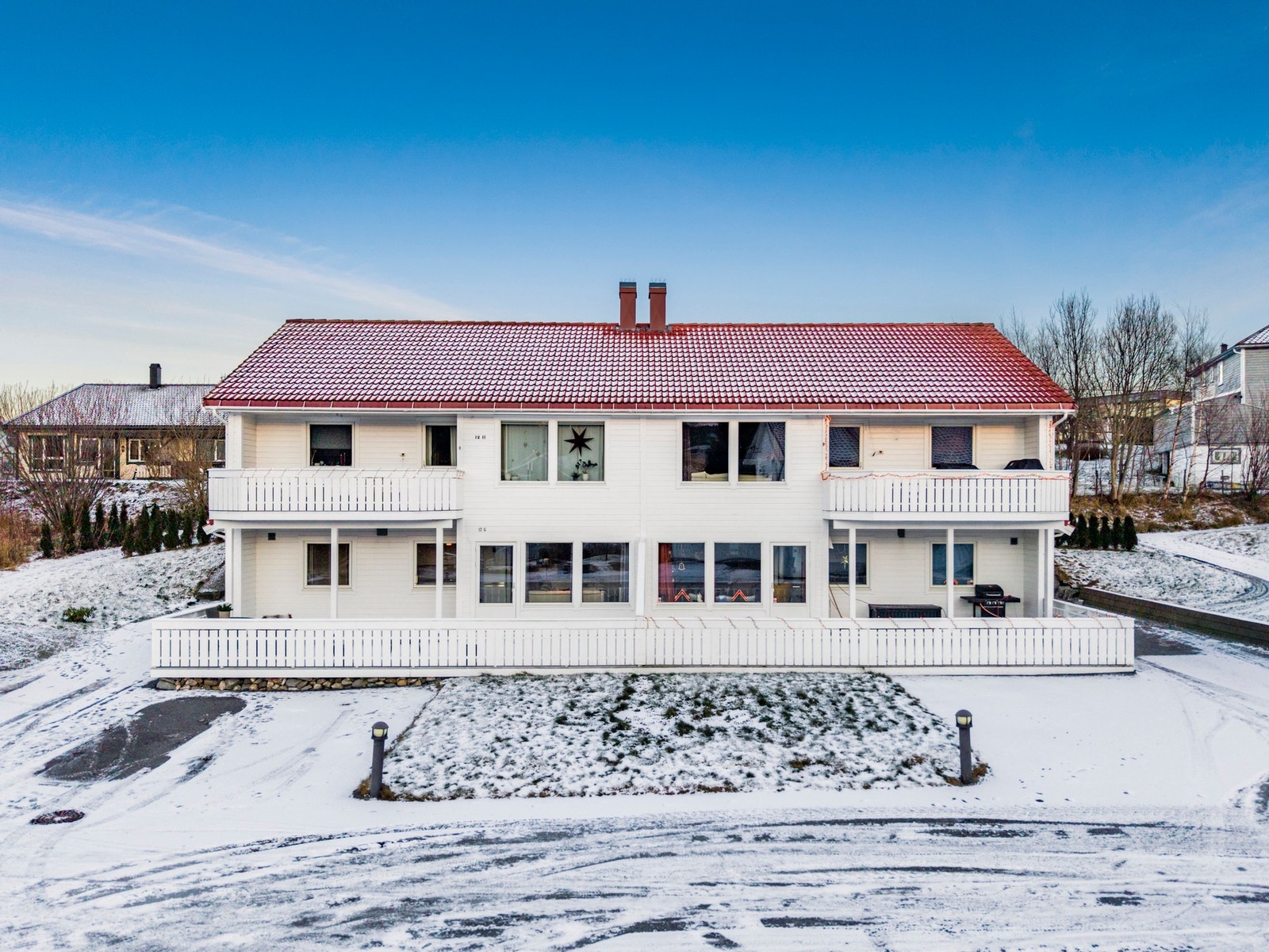 Sydvendt fasade og du kan parkere rett ved inngangen. Galleribilde