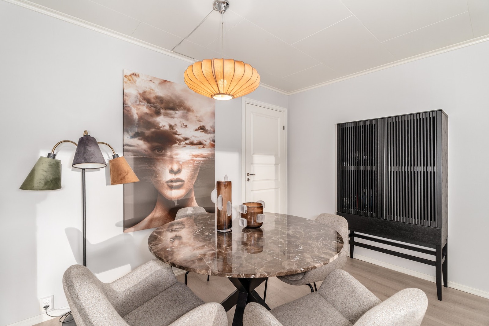 En naturlig sone for spiseplass. Legg merke til at veggflater har lite bruksmerker. Galleribilde