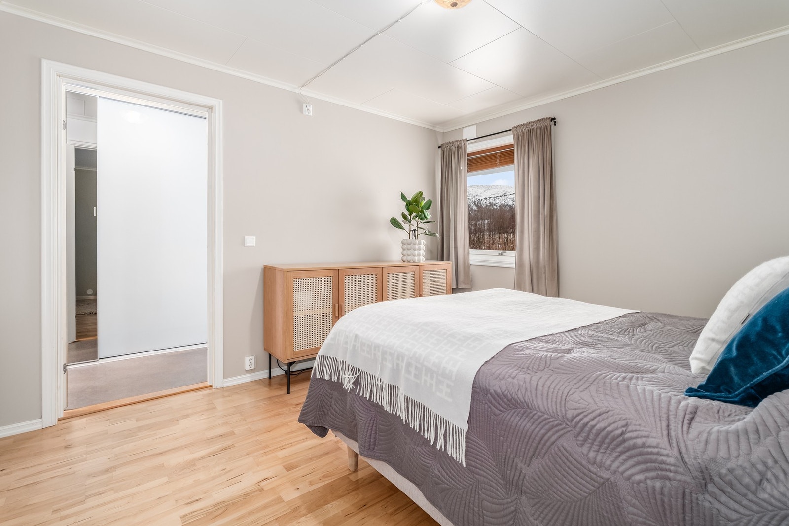 Dagens eier er den eneste som har bodd i leiligheten og det kan meldes høy trivselsfaktor i et trivelig nabolag. Galleribilde