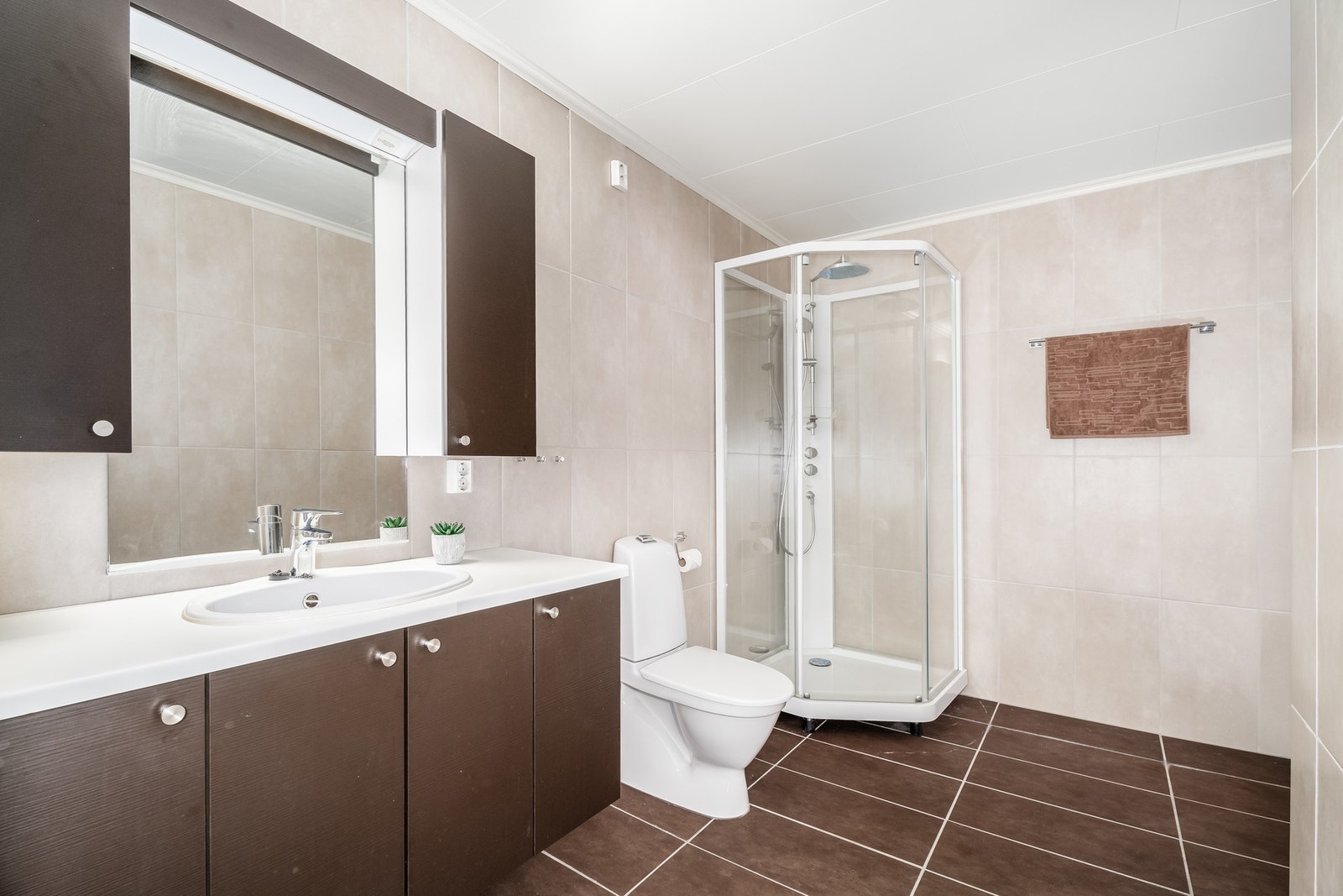 På det romslige og flislagte badet er det montert nytt kabinett så sent som i 2024. Galleribilde