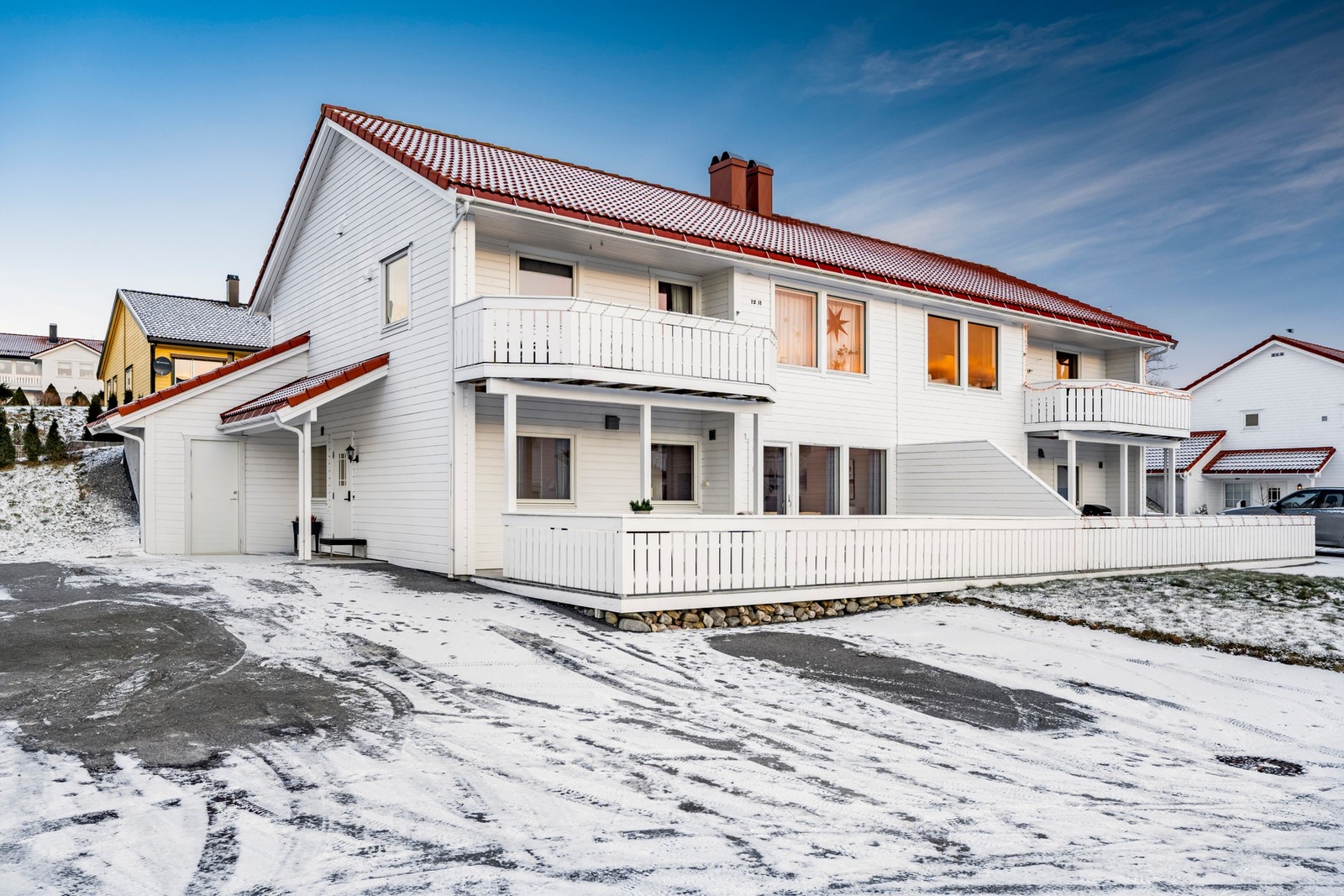 Inngangspartiet er overbygd og døren ved siden av er til en praktisk utebod på ca 5 kvm Galleribilde