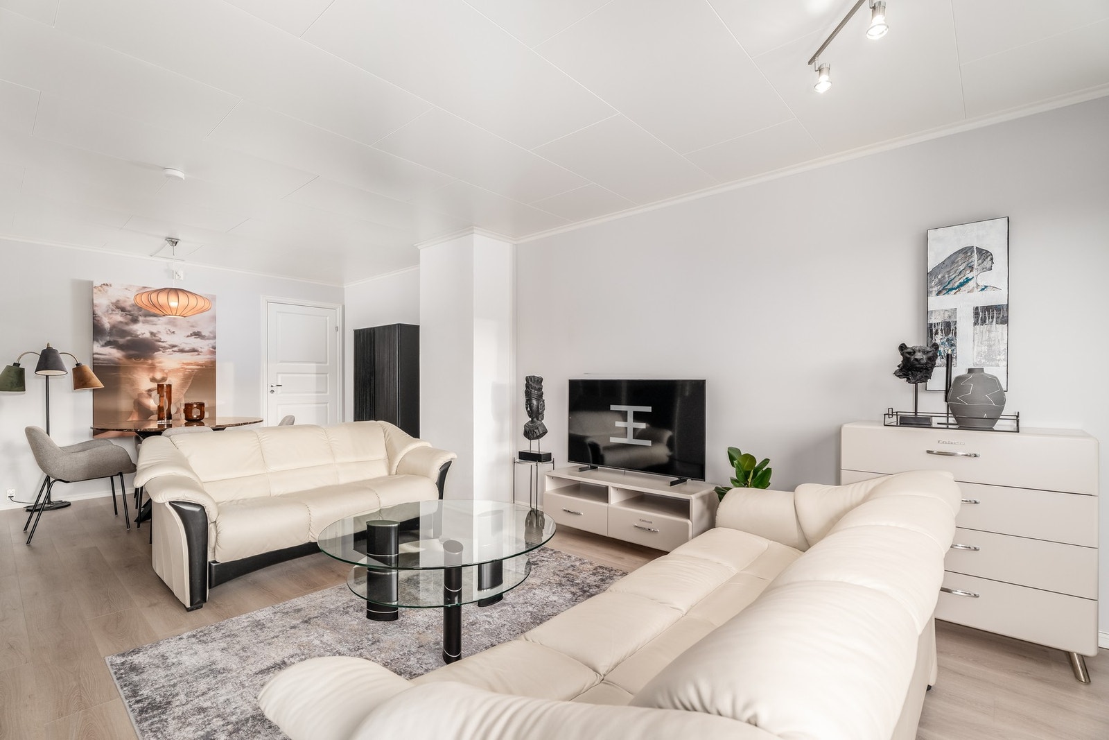 Enstavs laminatgulv som er lune og i tillegg lette å rengjøre. Lampe over spisebord medfølger ikke. Galleribilde