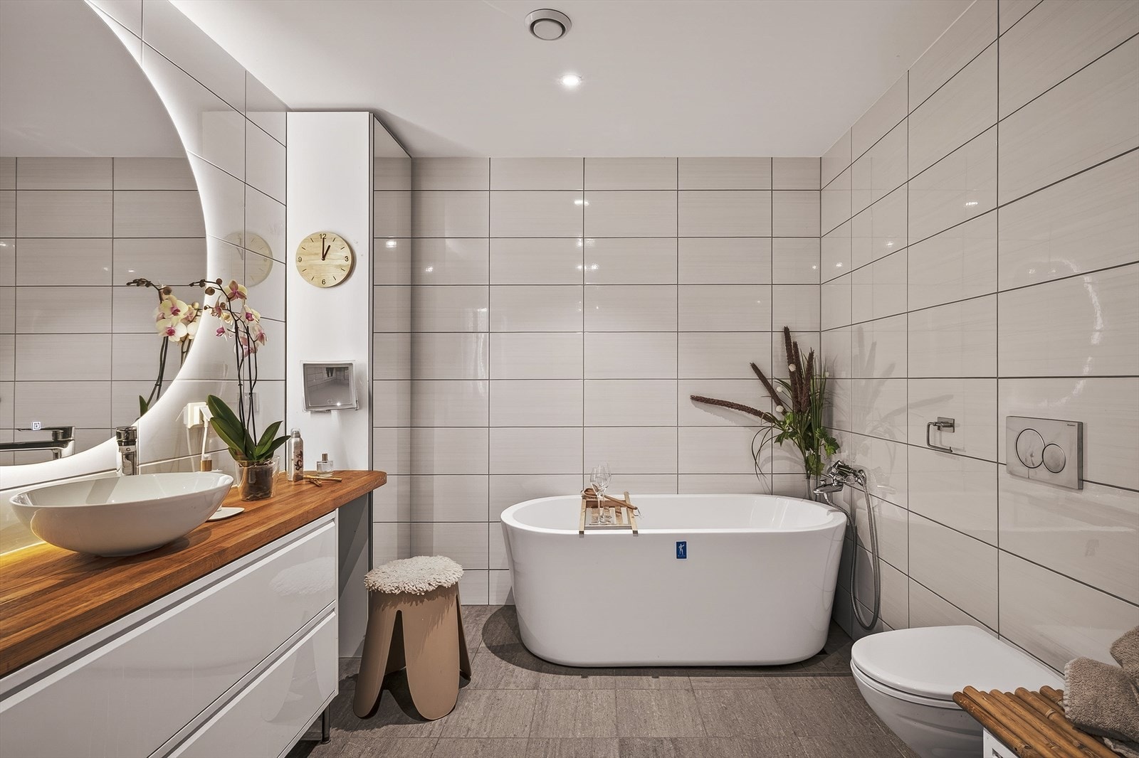 Helfliset bad med varme i gulv og himling med LED-downlights. Galleribilde