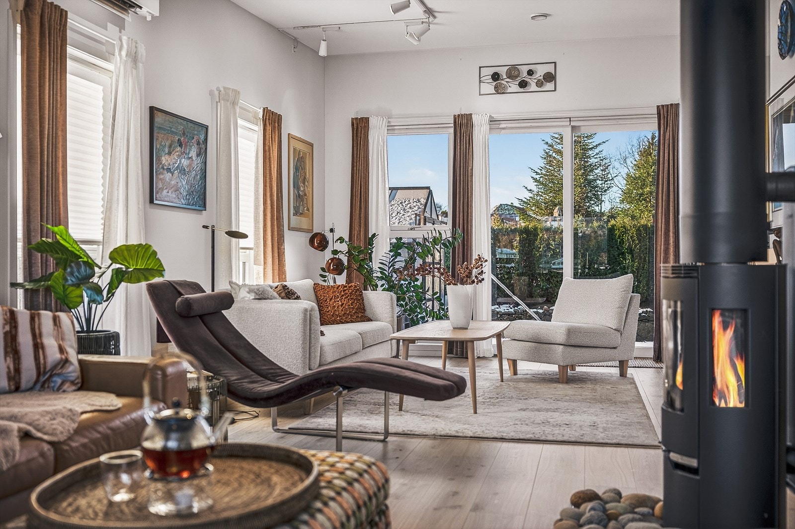 Ellers er boligen oppvarmet med varmepumpe i hver etasje. Varmepumpen er levert av Mitsubishi og er av typen luft-til-luft og var nye i 2025. Galleribilde