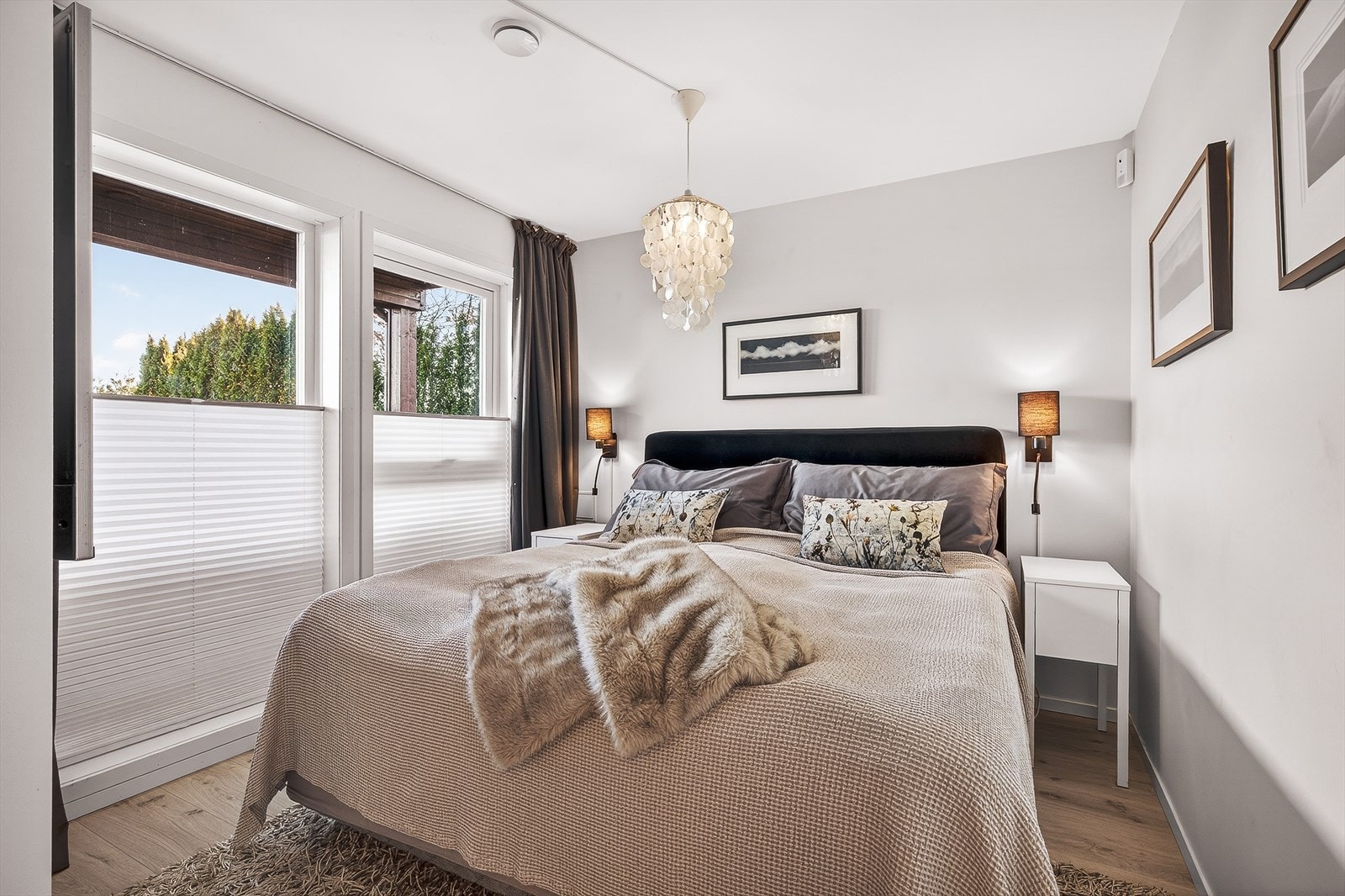 Boligen har 3 soverom malt i rolige fargetoner med plass til det nødvendige. Galleribilde