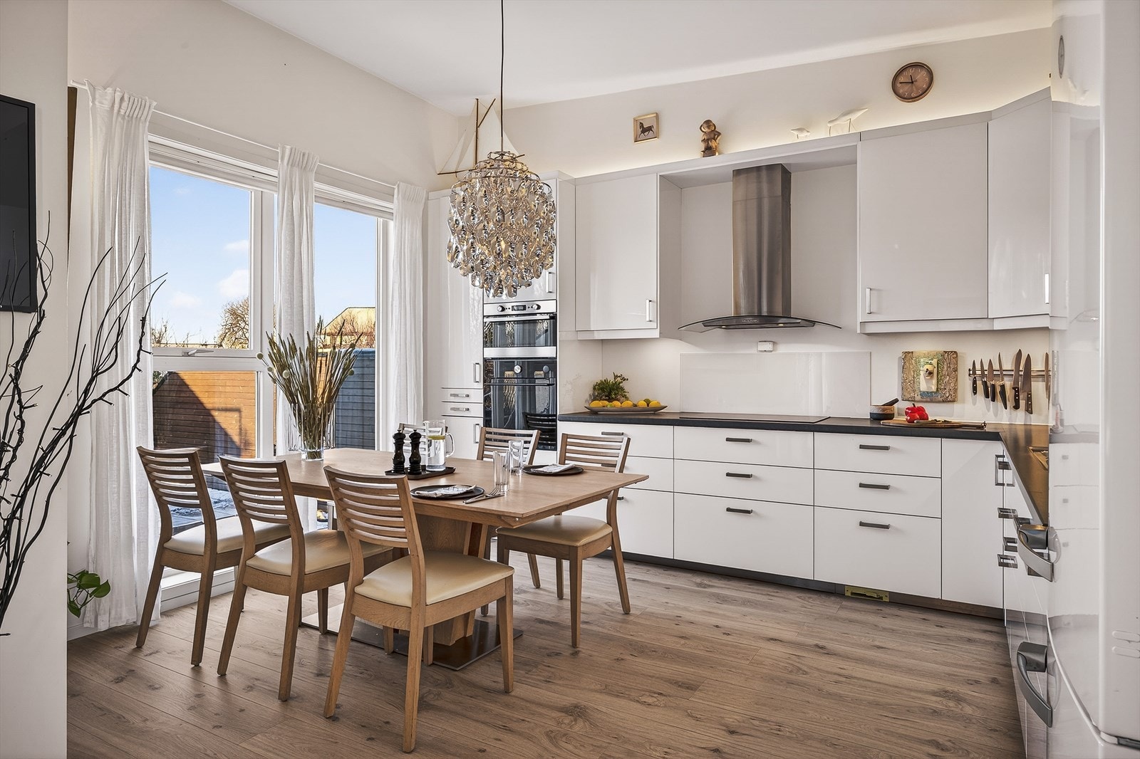 Kjøkkeninnredningen består av hvite glatte fronter og laminert benkeplate med planlimt kjøkkenvask. Galleribilde