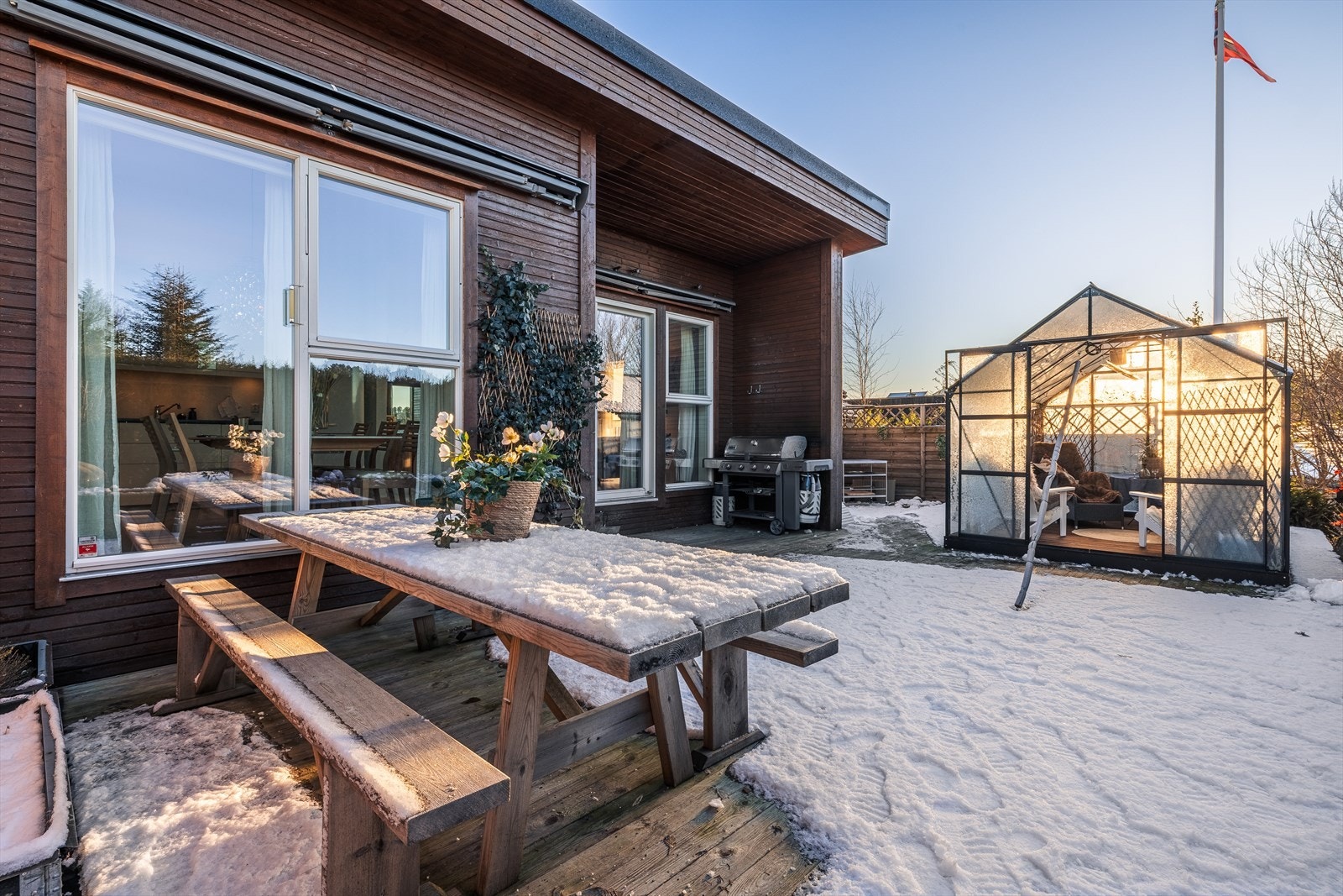 Dette er en vertikaldelt tomannsbolig oppført i 2014. Boligen går over 2 plan med dobbel garasje, 3 soverom, terrasse på 78 kvm, og veranda på 6,5 kvm. Galleribilde