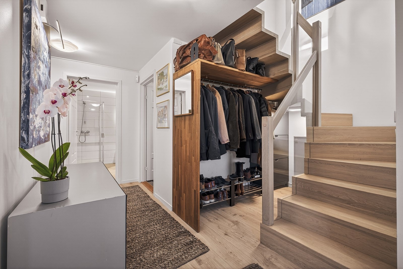 Trapp mellom boligens etasjer er laget av lukket heltre. Galleribilde