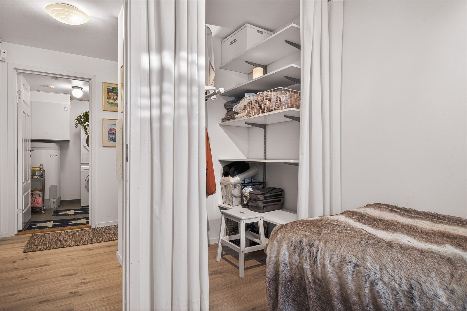 Soverom 2 har praktisk walk-in garderobe. Galleribilde