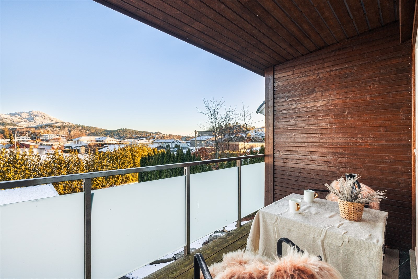 Fra stue er det utgang til østvendt veranda på 6,5 kvm. Galleribilde