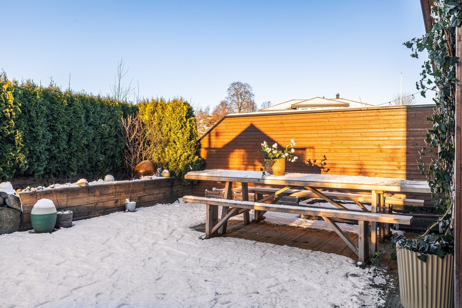 Romslig og usjenert terrasseområde på 78 kvm. Galleribilde