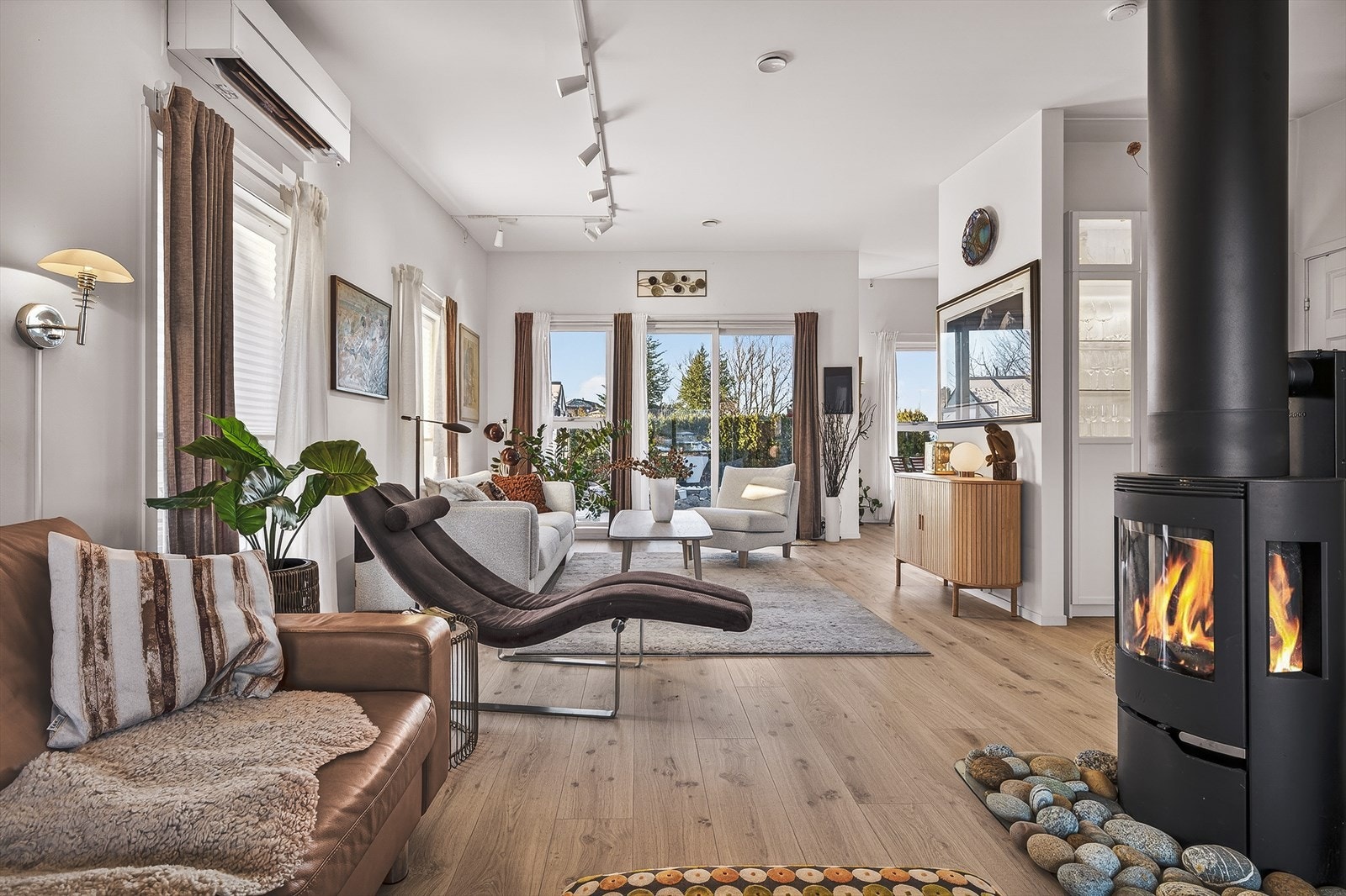 Et av boligens varmekilder er peisen i stuen. Peisen er fra byggeår med isolert stålpipe. Galleribilde