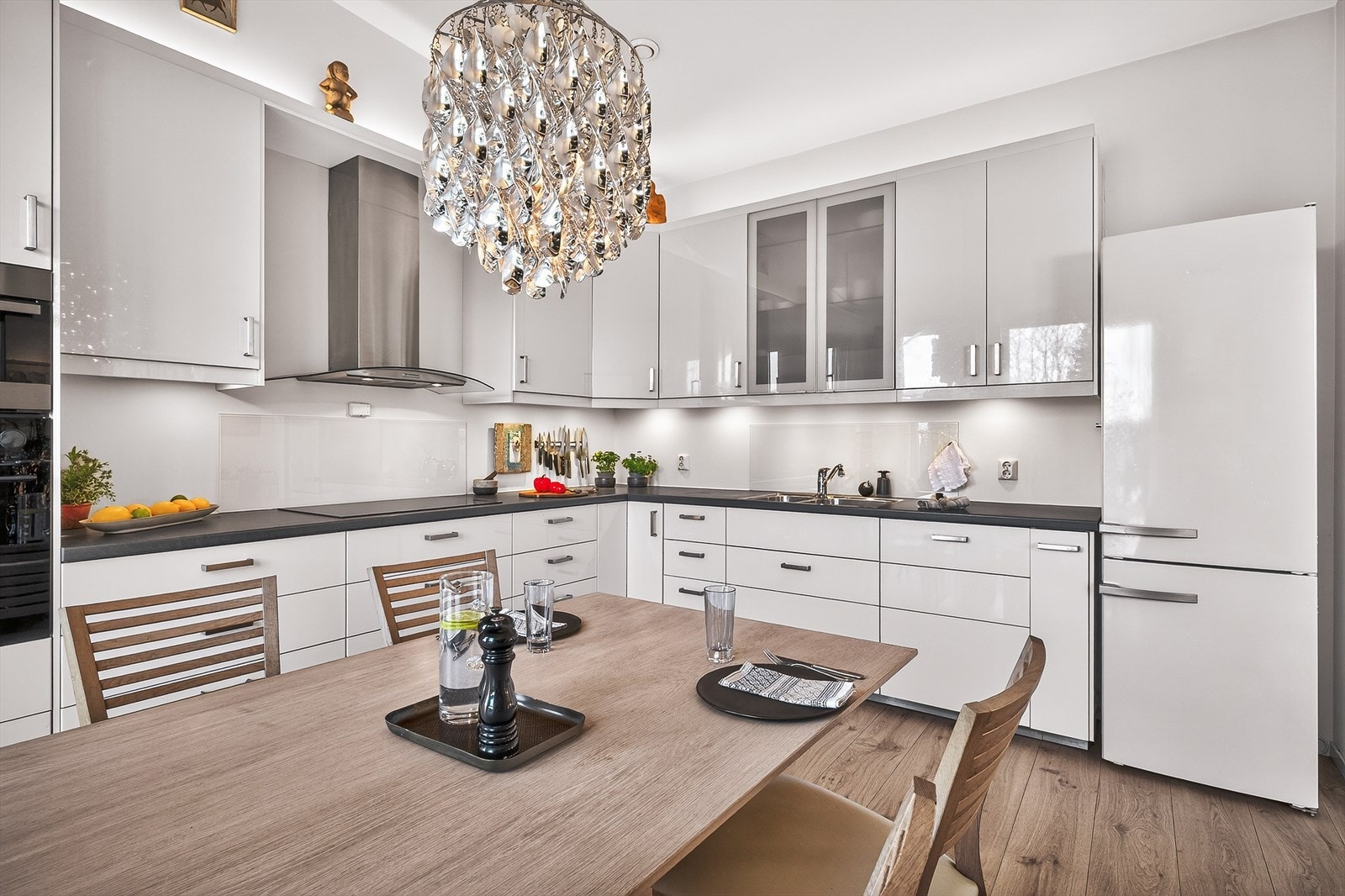 Av integrerte hvitevarer kan en skilte med platetopp m/ induksjon, stekeovn, oppvaskmaskin, og mikrobølgeovn. Galleribilde