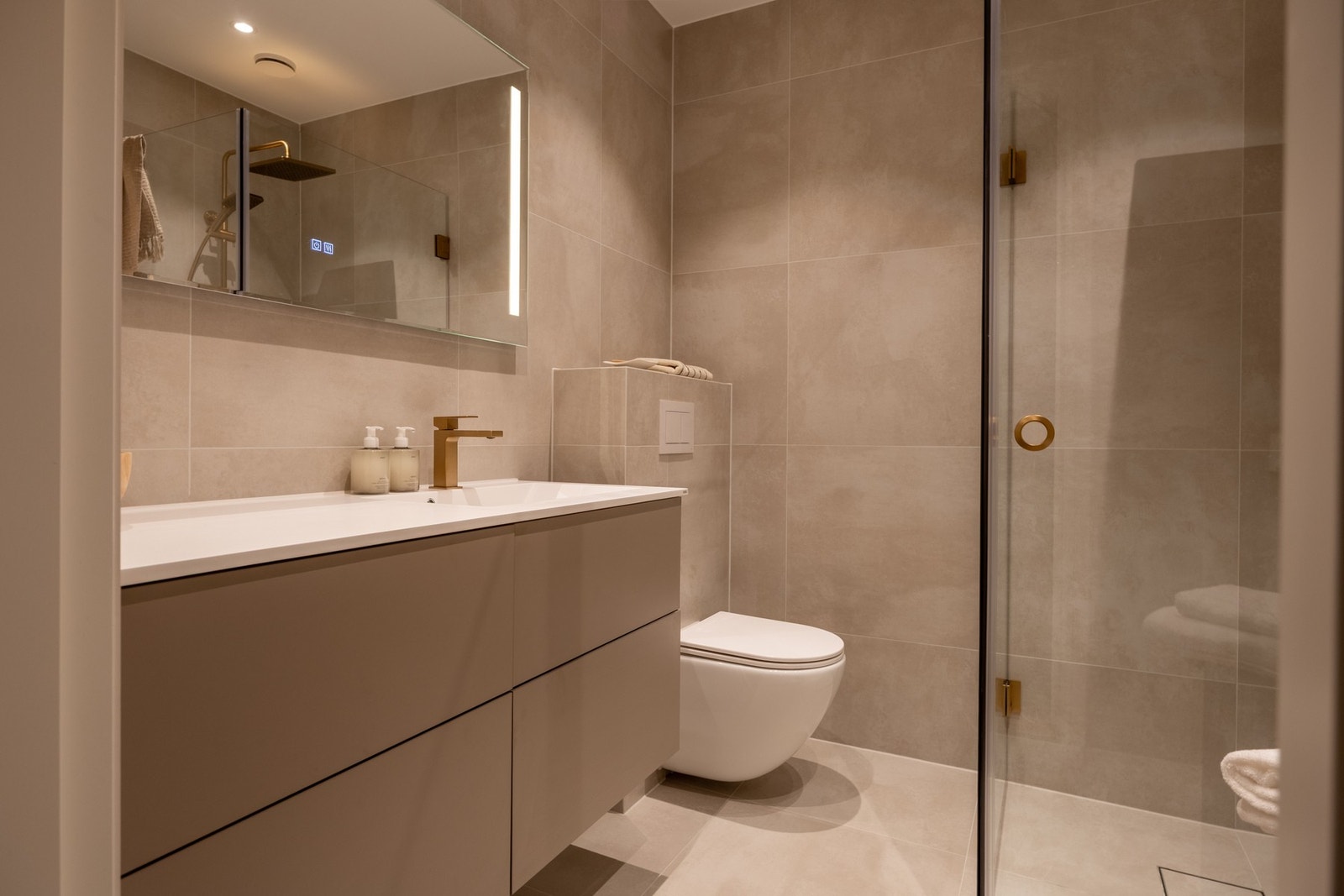 Badet er pusset opp med våtromsplater, smøremembran og sveisemembran i gulv, nytt sluk, nye varmekabler og el-uttak. Galleribilde