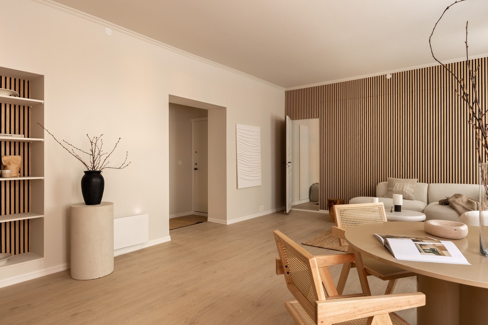 Overflatene er malt i en moderne og behagelig fargetone, og på gulvet er det slitesterk laminat. Galleribilde