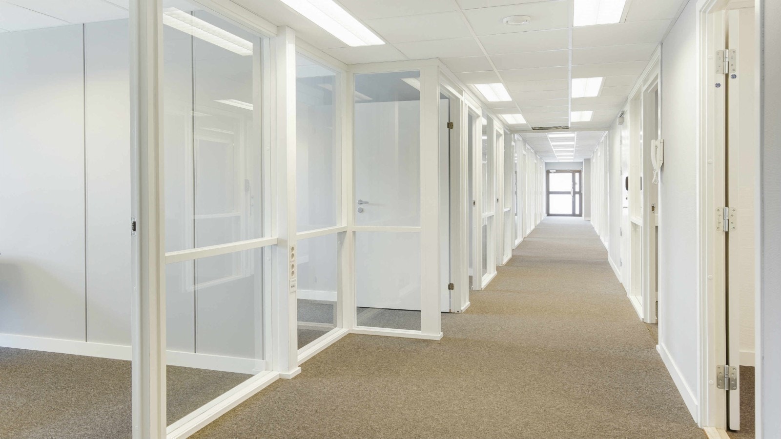 Lyse, nyoppussede og moderne cellekontorer. Galleribilde