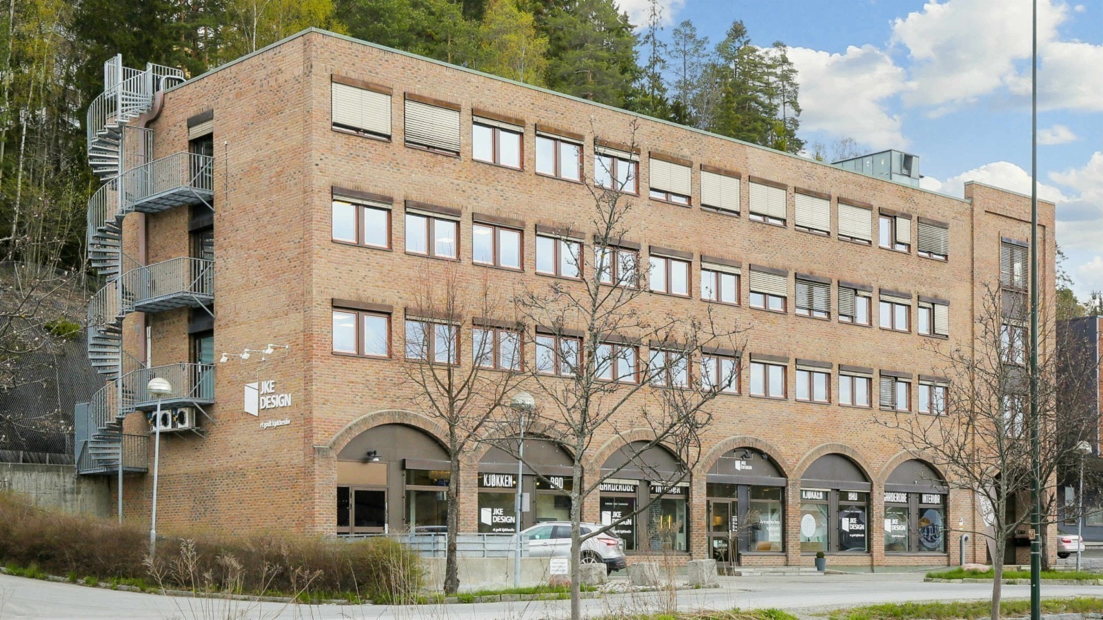 Bygget ligger pent tilbaketrukket fra Billingstadsletta. Galleribilde