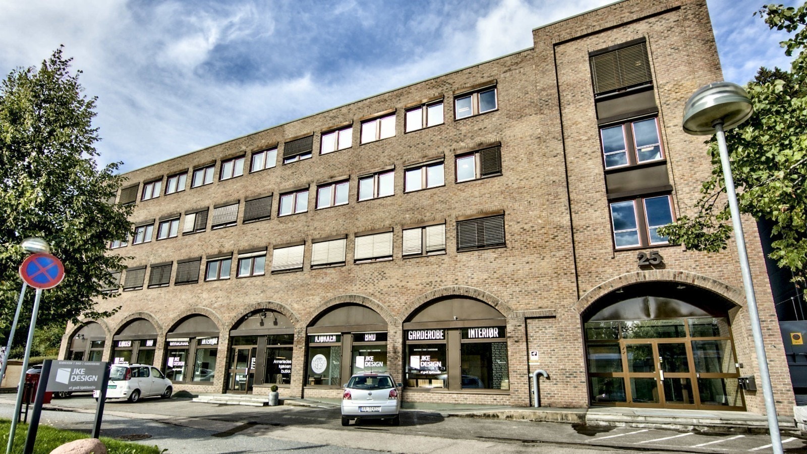 Bygget ligger pent tilbaketrukket fra Billingstadsletta. Galleribilde