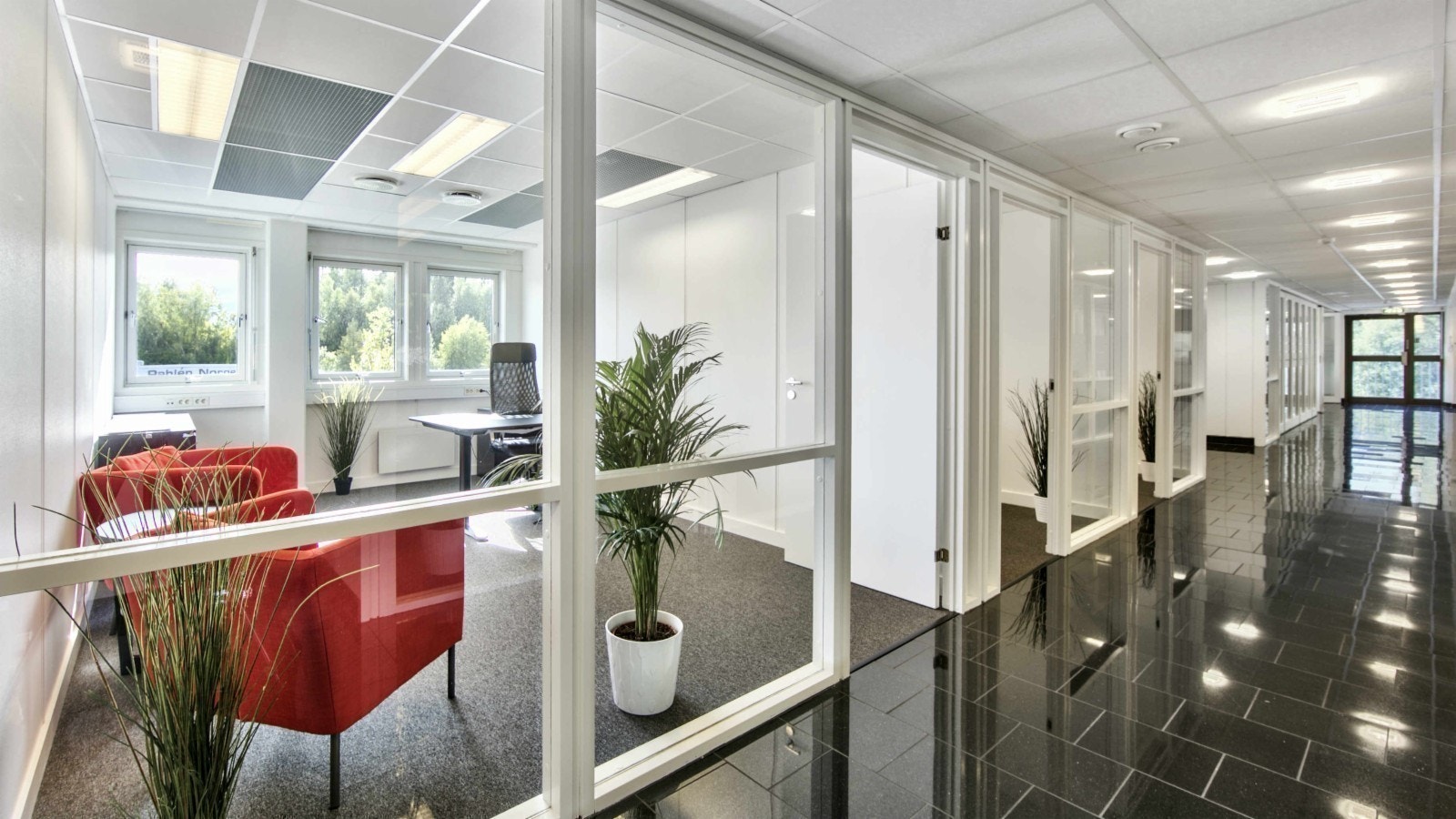 Flotte og moderne kontorer med forskjellig og fleksibel størrelse. Galleribilde
